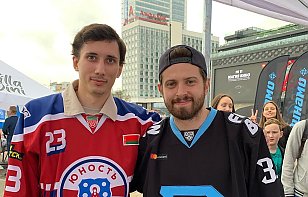 Сергей Большаков и Оскар Матушкин сыграли в аэрохоккей против хоккеистов минского «Динамо»
