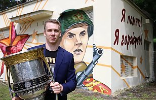 Воспитанник «Юности» Павел Карнаухов представил Кубок Гагарина в Минске