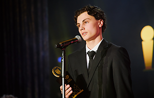 Защитник «Юности» Тимофей Маманович поделился впечатлениями о церемонии закрытия и отметил, что именно ему понравилось в прошлом году